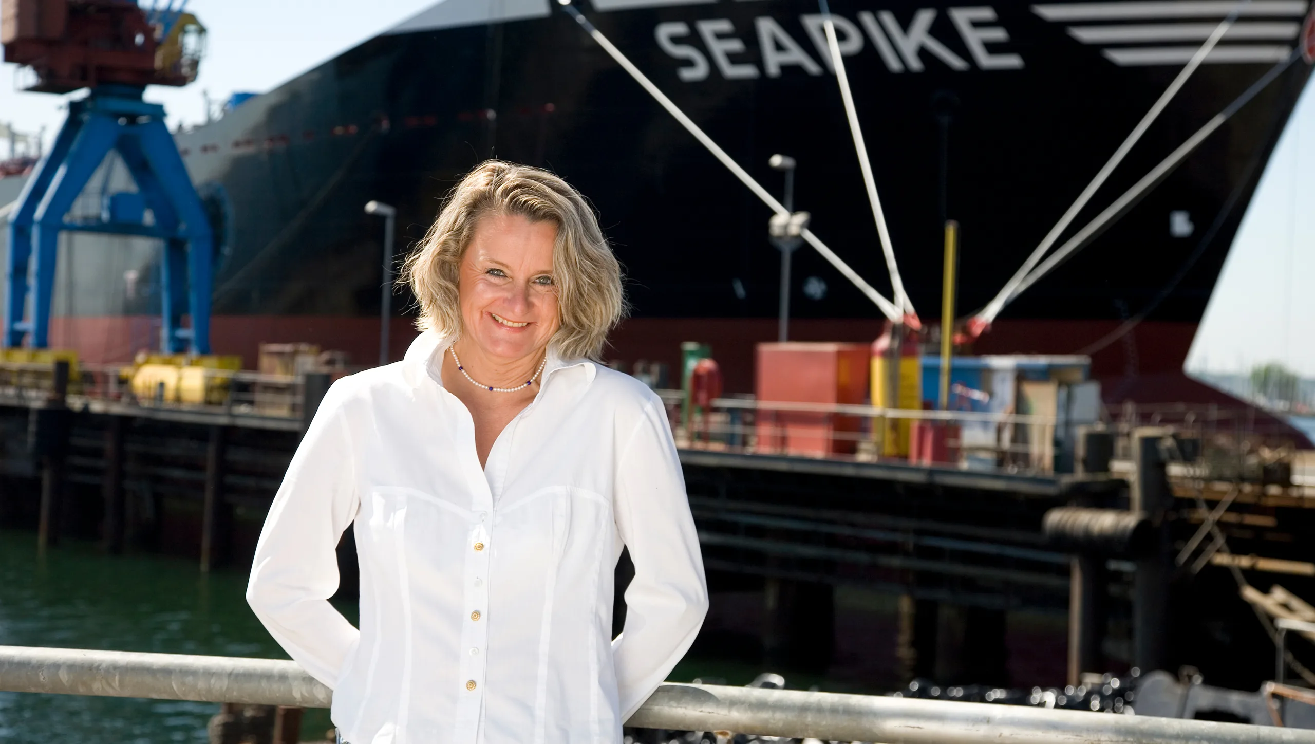 Luise Lindenau vor der SEAPIKE im Trockendock der Lindenau-Werft